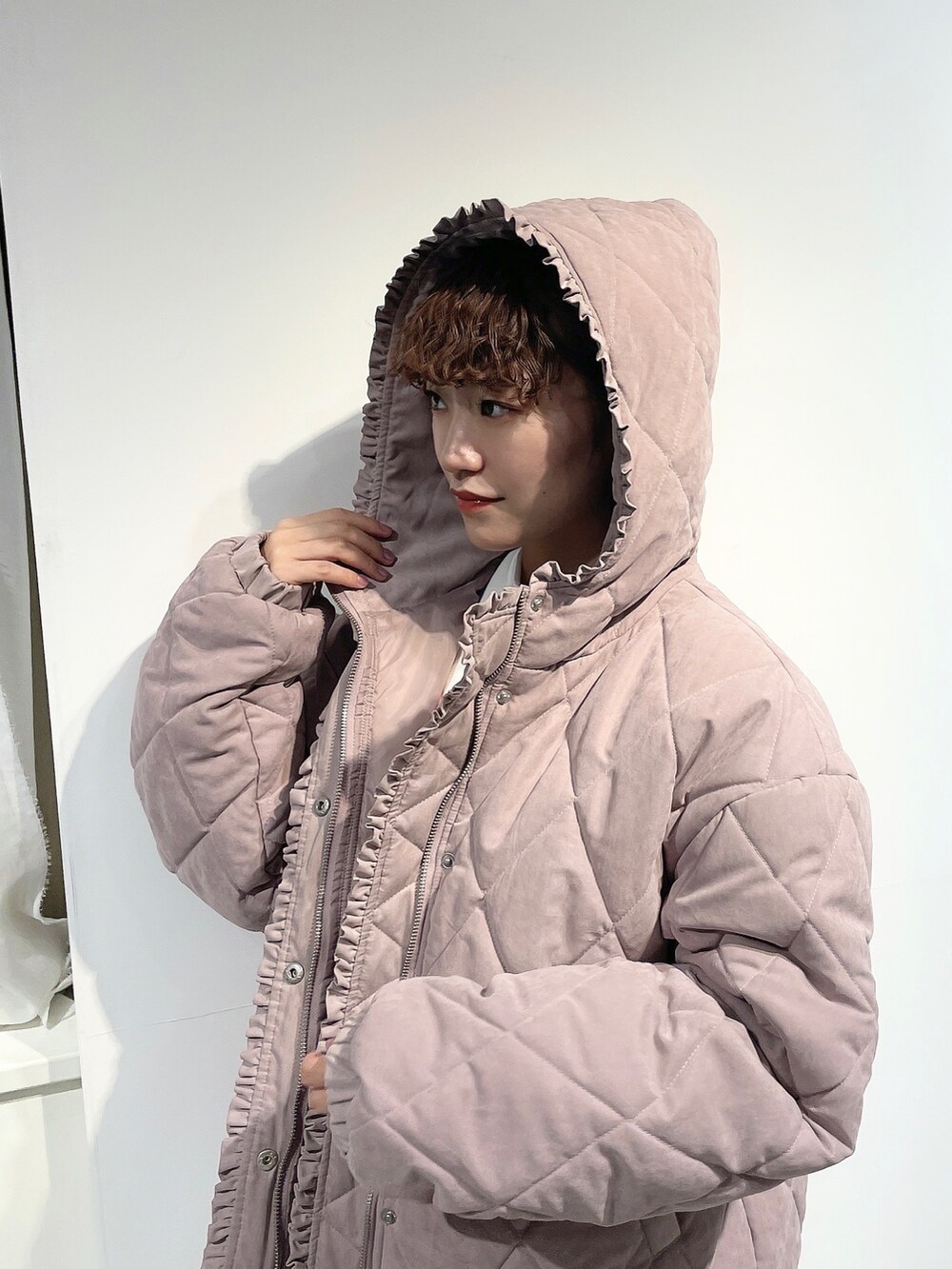 ホワイト系のTシャツ/カットソー、ピンク系のその他アウター、ホワイト系のスカートを着用したレディースの冬コーディネートの6枚目の写真