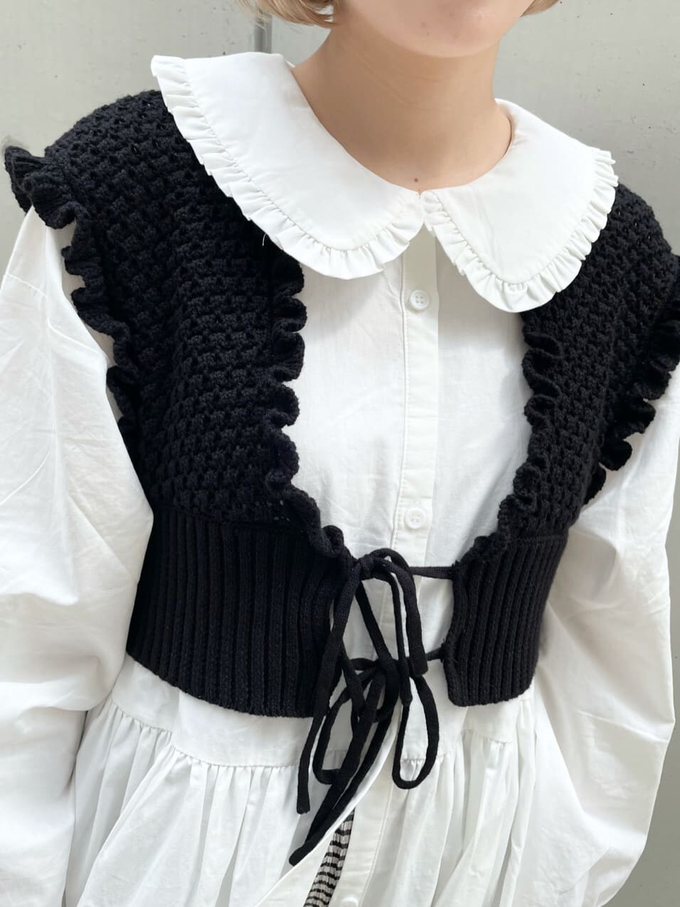 ブラック系のニット/セーター、ブラウン系のワンピース、ブラック系のその他パンツを着用したレディースの秋コーディネートの7枚目の写真