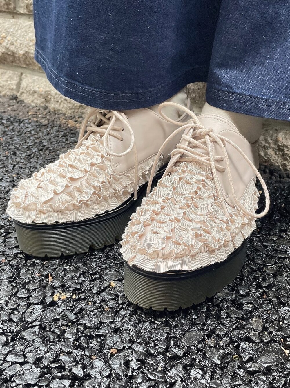 ブルー系のワンピース、ピンク系のその他シューズ、イエロー系のカーディガン/ボレロを着用したレディースの冬コーディネートの5枚目の写真