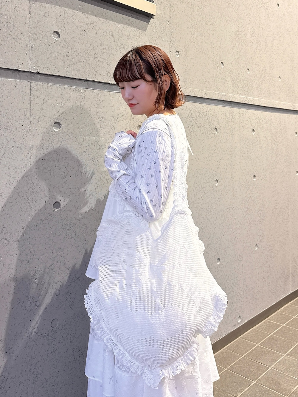 ブルー系のTシャツ/カットソー、ホワイト系のワンピース、ホワイト系のトートバッグを着用したレディースの冬コーディネートの5枚目の写真