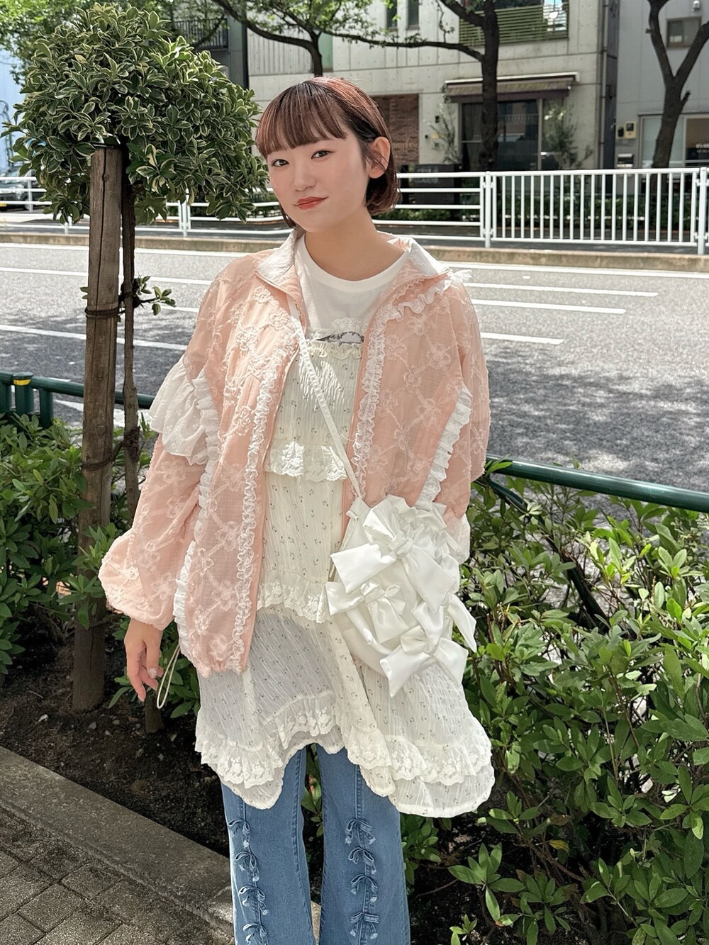 ピンク系のローファー、ホワイト系のTシャツ/カットソー、ブルー系のデニムパンツを着用したレディースの夏コーディネートの4枚目の写真