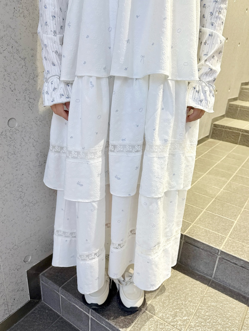 ブルー系のTシャツ/カットソー、ホワイト系のワンピース、ホワイト系のトートバッグを着用したレディースの冬コーディネートの8枚目の写真