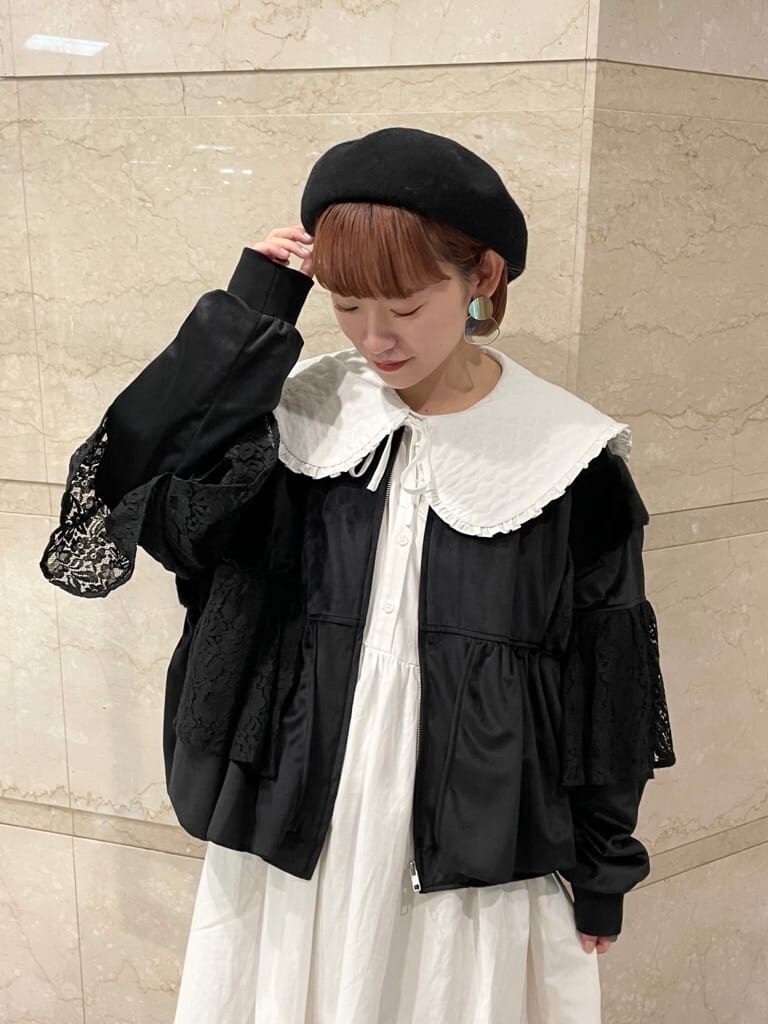 ブラック系のブルゾン、ホワイト系のワンピース、ブラック系のトートバッグを着用したレディースの秋コーディネートの4枚目の写真