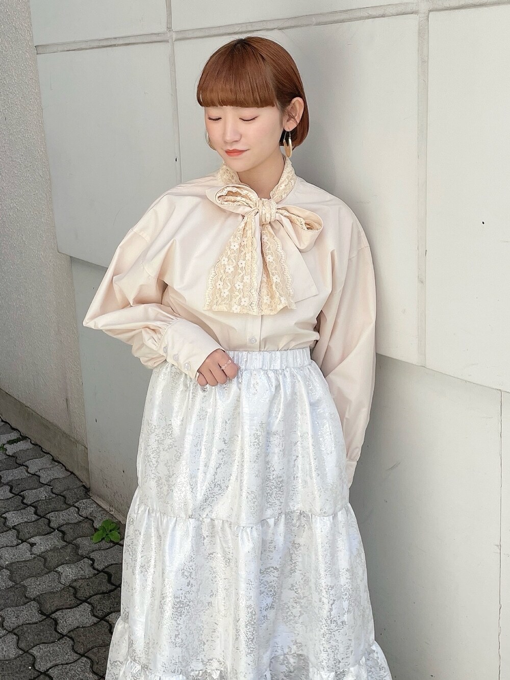 ホワイト系のシャツ/ブラウス、ホワイト系のスカート、ピンク系のパンプスを着用したレディースの春コーディネートの4枚目の写真