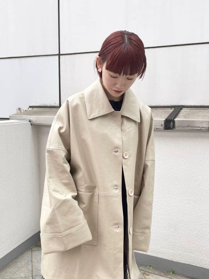 ベージュ系のテーラードジャケット、ブラック系のその他シューズ、ブラック系のワンピースを着用したレディースの秋コーディネートの3枚目の写真