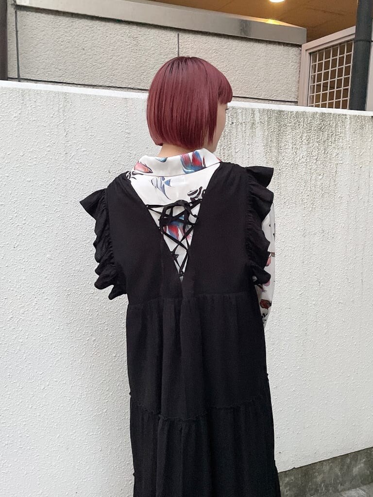 ブラック系のワンピース、ホワイト系のシャツ/ブラウス、ブラウン系のサンダルを着用したレディースの冬コーディネートの4枚目の写真