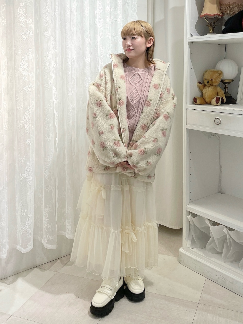 ピンク系のブルゾン、ピンク系のニット/セーター、その他のショルダーバッグを着用したレディースの冬コーディネートの4枚目の写真