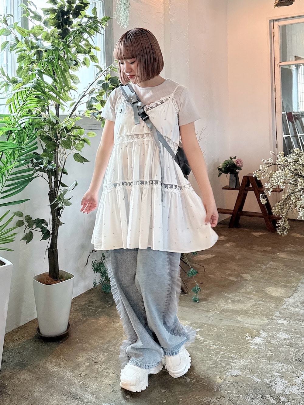 ピンク系のキャミソール、グレー系のショルダーバッグ、グレー系のTシャツ/カットソーを着用したレディースの春コーディネートの2枚目の写真