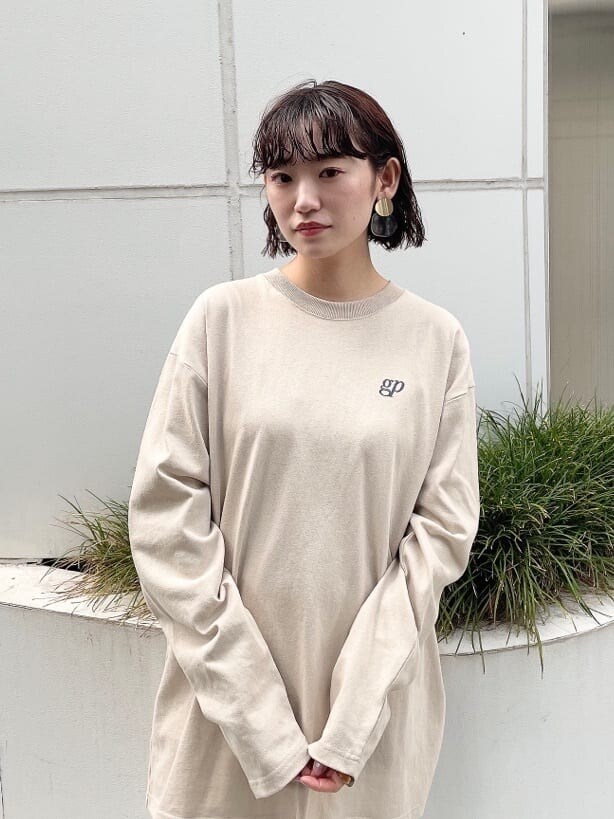 ベージュ系のTシャツ/カットソー、ベージュ系のブーツ、ベージュ系のハンドバッグを着用したレディースの夏コーディネートの3枚目の写真