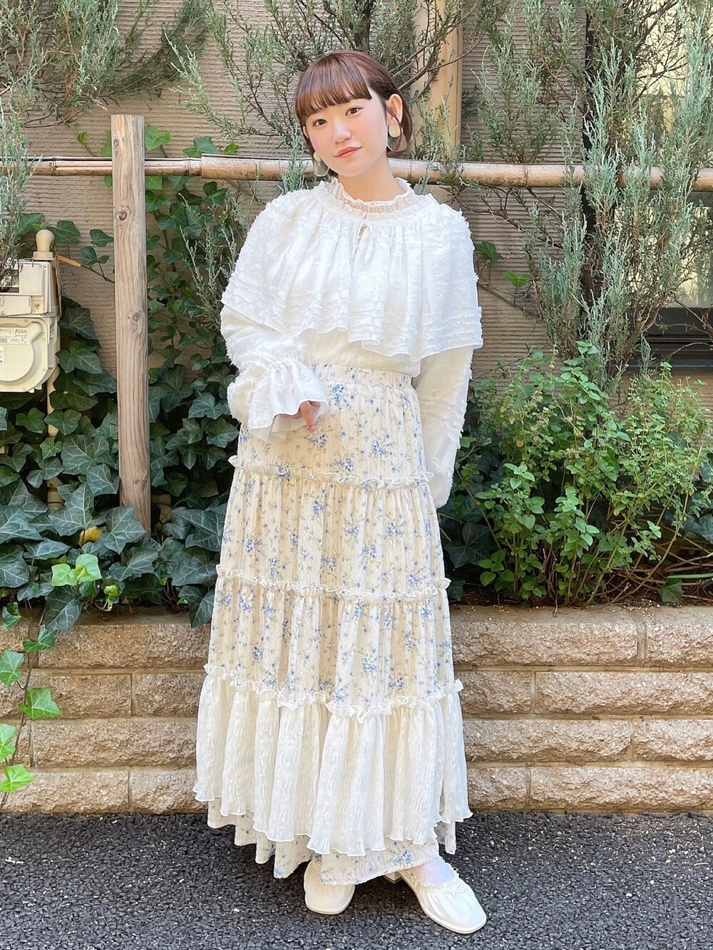 ホワイト系のTシャツ/カットソー、ホワイト系のパンプス、ホワイト系のシャツ/ブラウスを着用したレディースの秋コーディネートの3枚目の写真