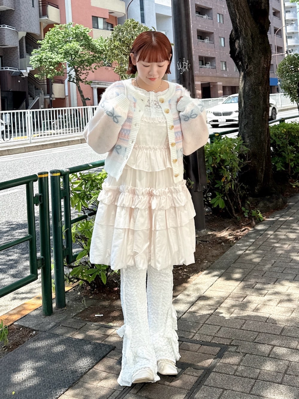 ホワイト系のカーディガン/ボレロ、ホワイト系のその他パンツ、ホワイト系のTシャツ/カットソーを着用したレディースの春コーディネートの2枚目の写真