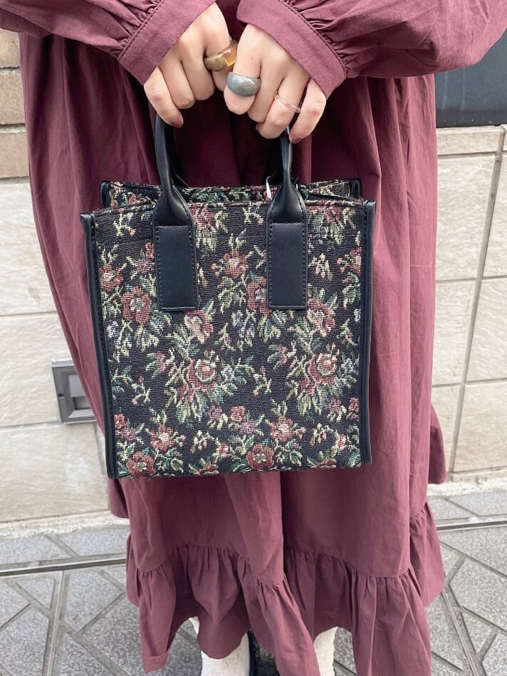 ブルー系のチェスターコート、レッド系のワンピース、その他のパンプスを着用したレディースの秋コーディネートの8枚目の写真