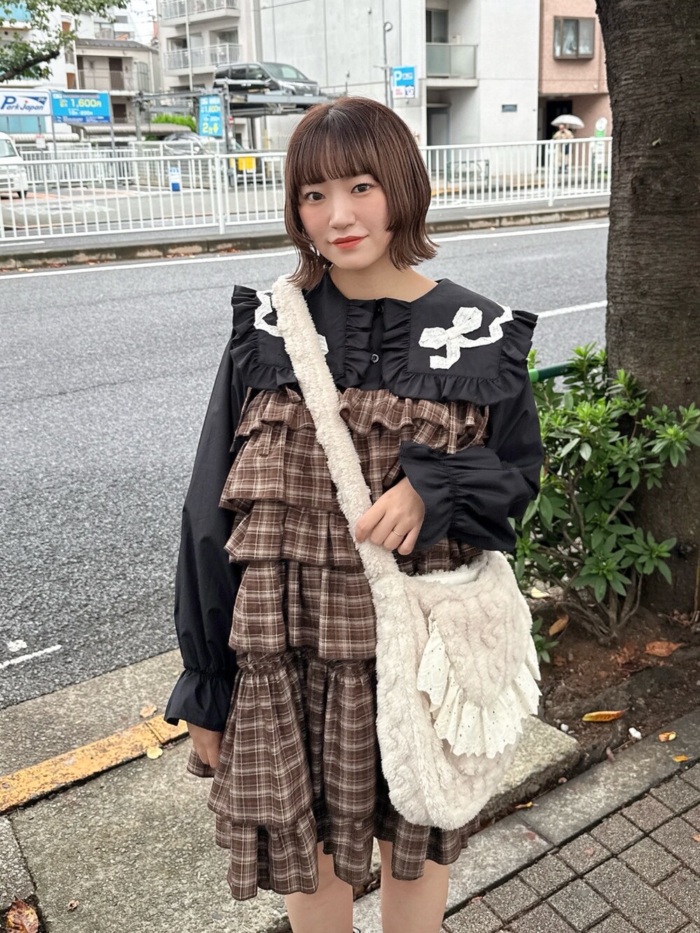 ブラック系のシャツ/ブラウス、ブラウン系のワンピース、ベージュ系のショルダーバッグを着用したレディースの秋コーディネートの4枚目の写真
