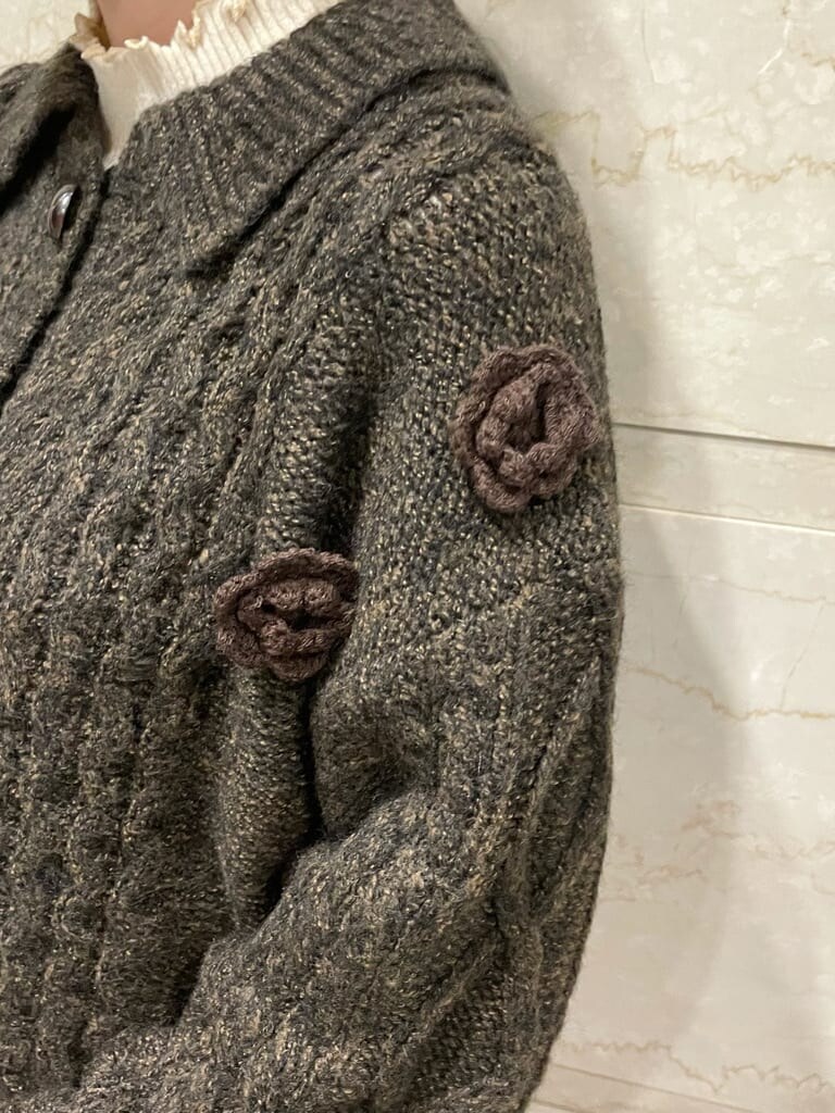 ブラウン系のブーツ、ブラウン系のカーディガン/ボレロ、レッド系のスカートを着用したレディースの秋コーディネートの4枚目の写真