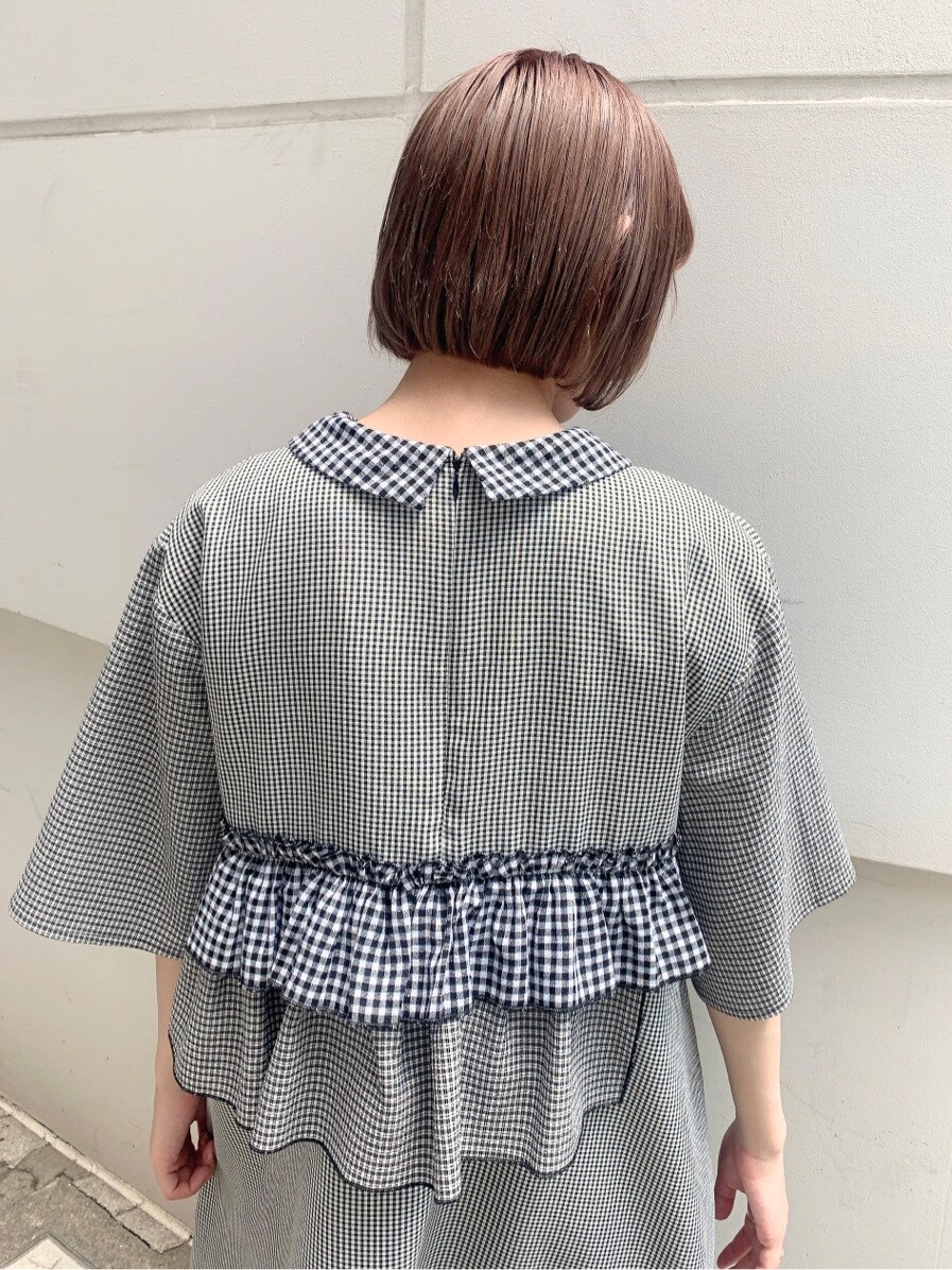 ブラック系のワンピースを着用したレディースの春コーディネートの6枚目の写真