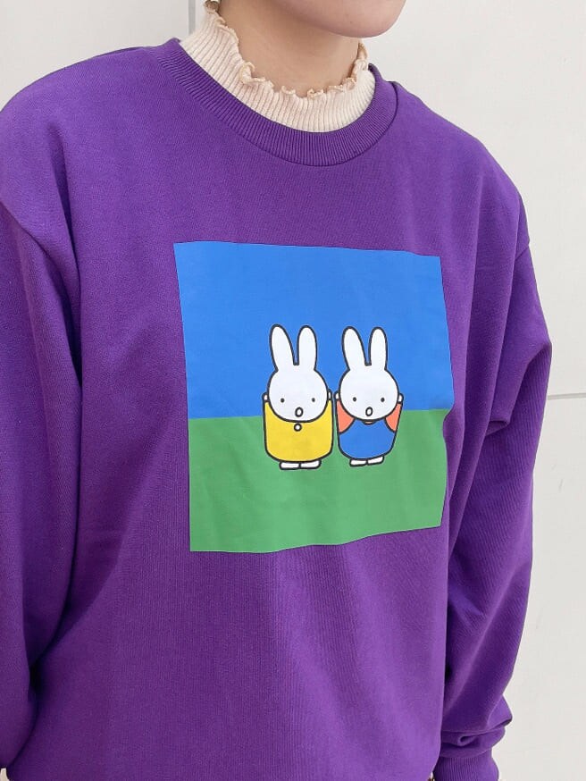 ブラウン系のワンピース、ホワイト系のブーツ、ホワイト系のニット/セーターを着用したレディースの秋コーディネートの5枚目の写真