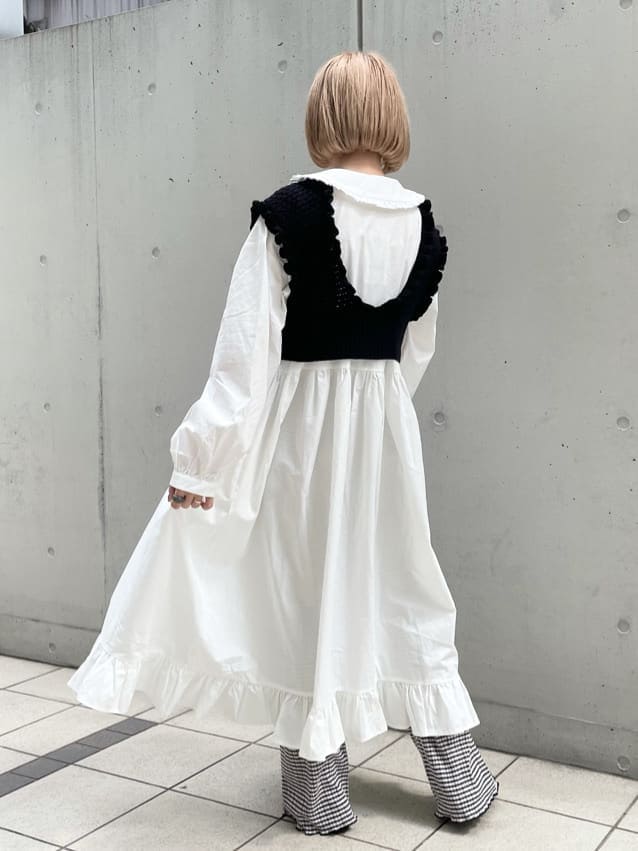 ブラック系のニット/セーター、ブラウン系のワンピース、ブラック系のその他パンツを着用したレディースの秋コーディネートの4枚目の写真