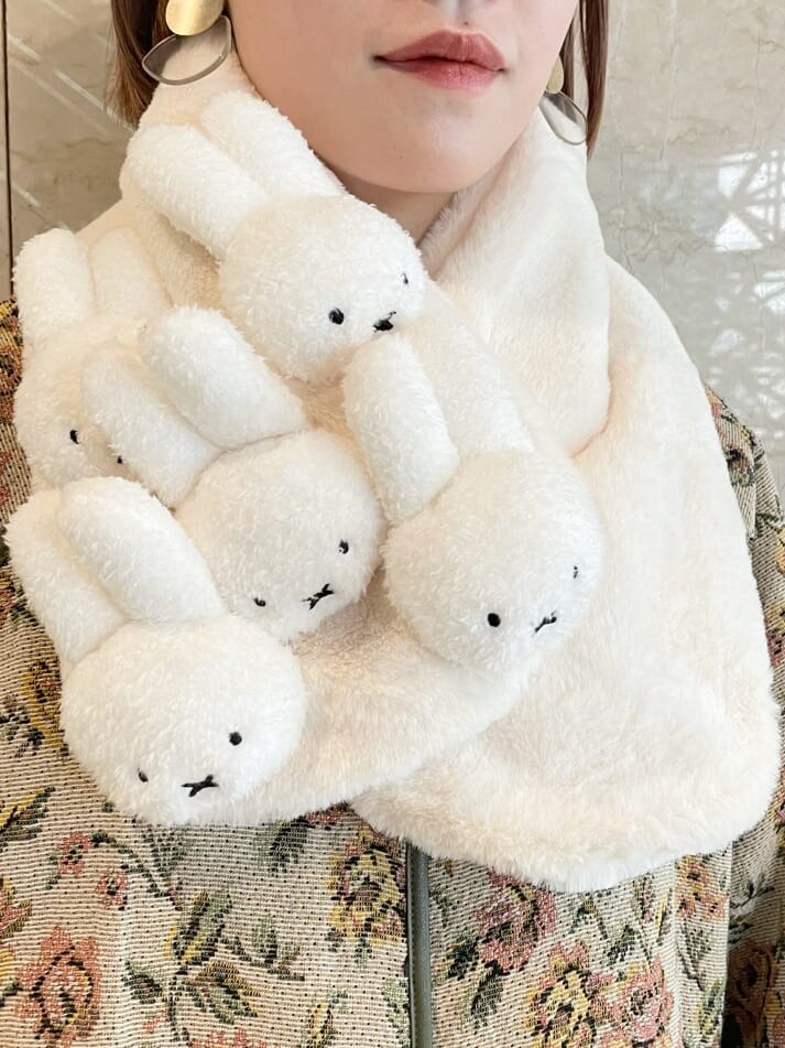 ブラウン系のワンピース、ホワイト系のその他シューズ、グリーン系のその他アウターを着用したレディースの秋コーディネートの3枚目の写真