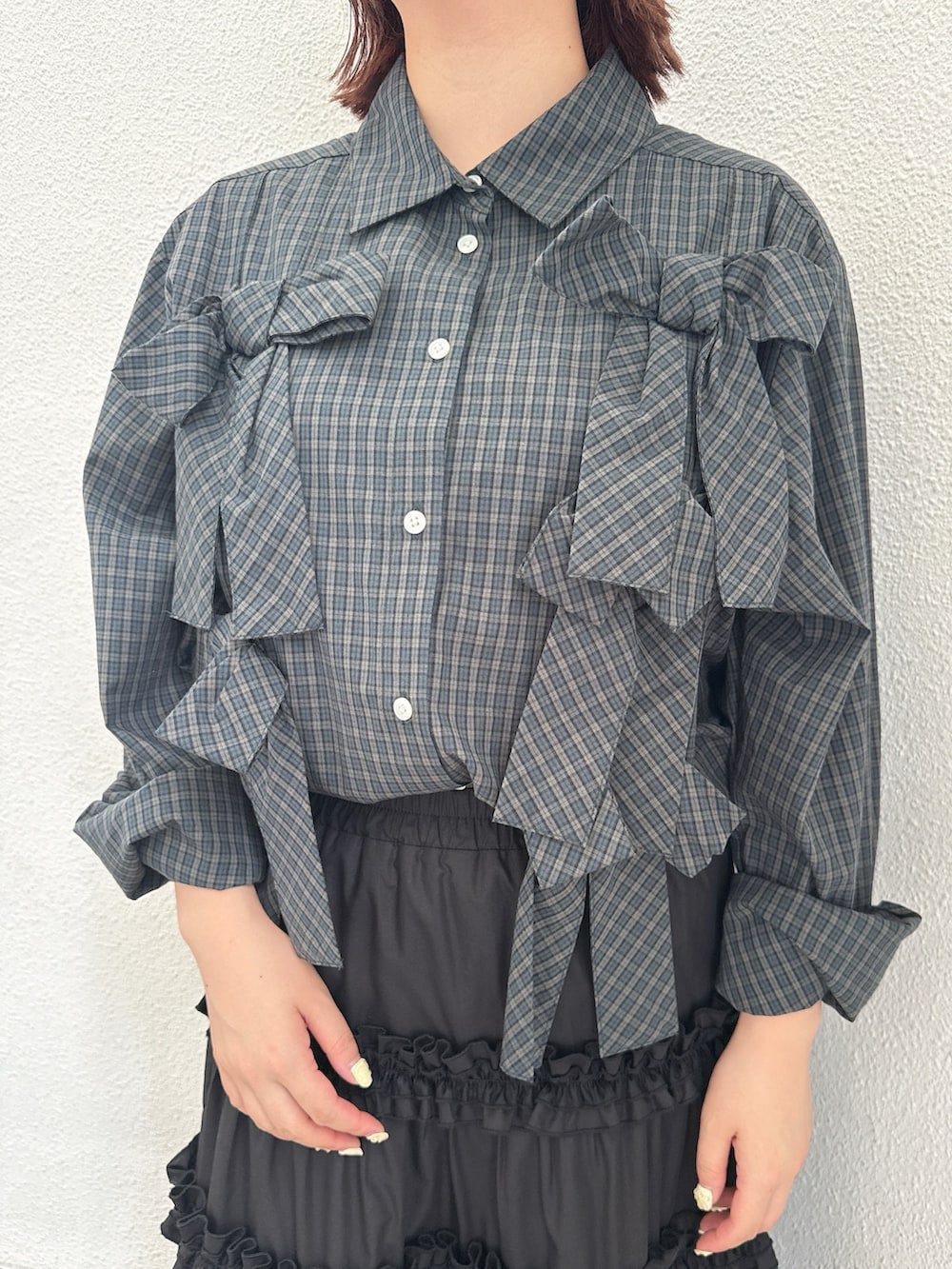 グリーン系のシャツ/ブラウス、ブラック系のスカート、ブラック系のスニーカーを着用したレディースの夏コーディネートの5枚目の写真