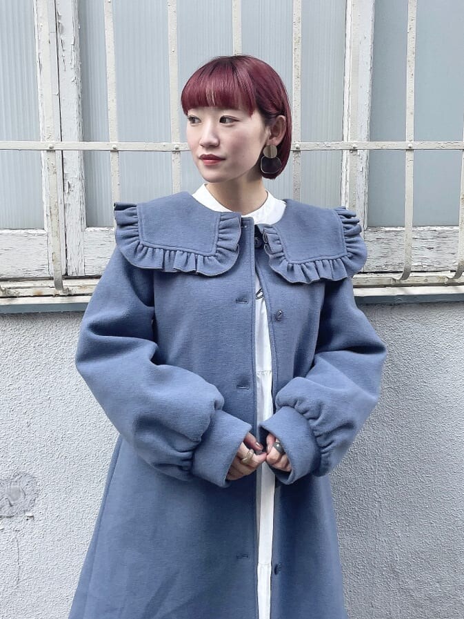 ブルー系のスニーカー、ブルー系のその他アウター、ホワイト系のワンピースを着用したレディースの秋コーディネートの3枚目の写真