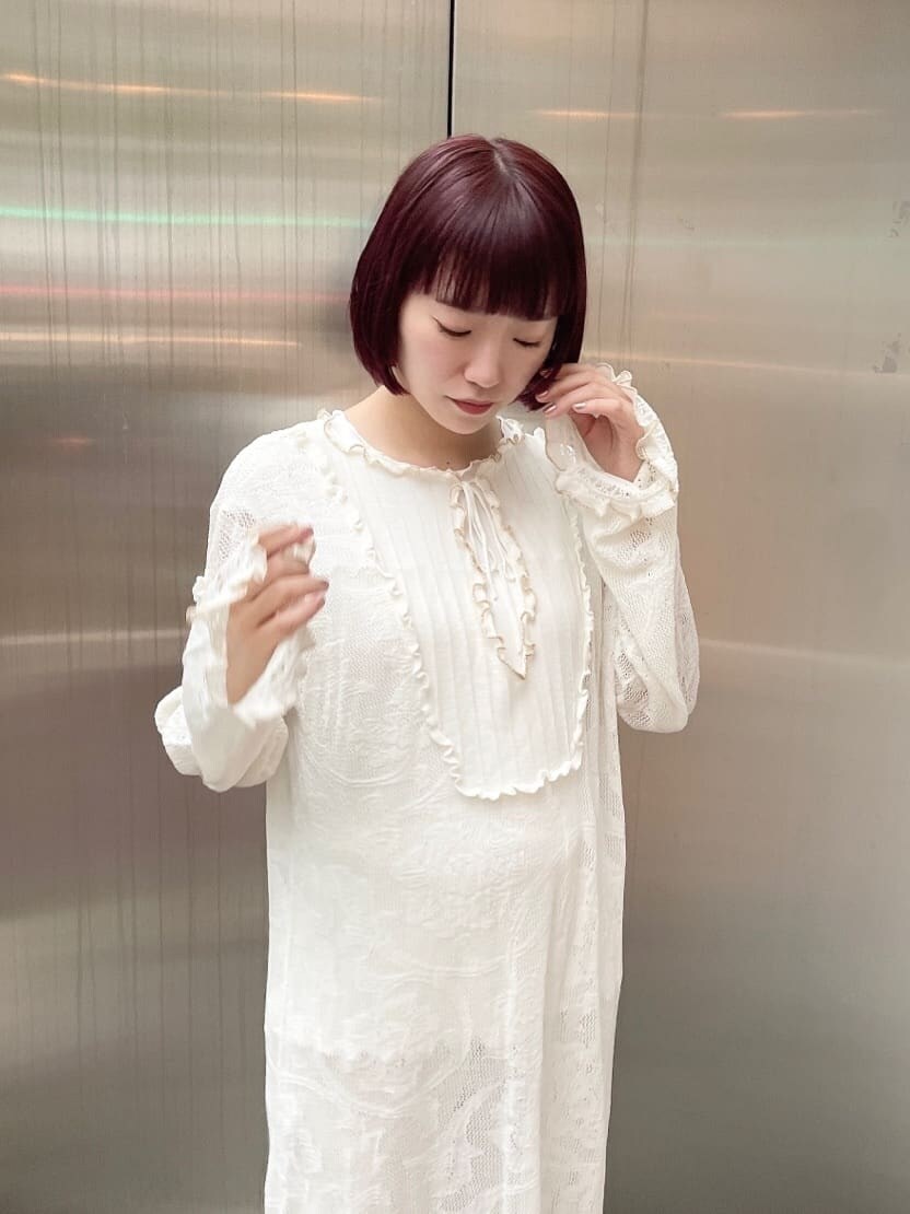 ブラウン系のサンダル、ホワイト系のワンピース、ホワイト系のその他パンツを着用したレディースの春コーディネートの3枚目の写真