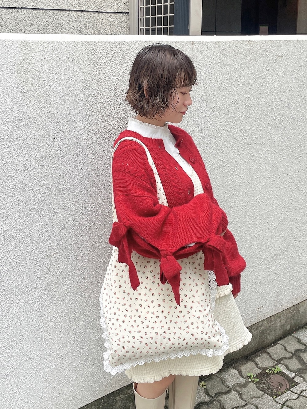 ホワイト系のシャツ/ブラウス、レッド系のカーディガン/ボレロ、ホワイト系のジャンパースカートを着用したレディースの秋コーディネートの7枚目の写真