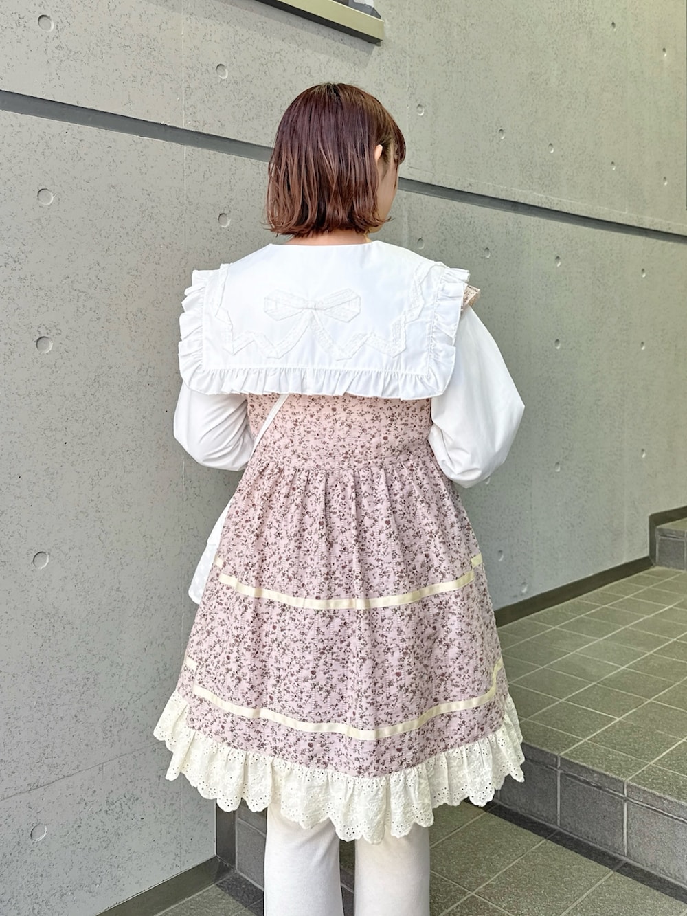 ホワイト系のシャツ/ブラウス、ホワイト系のショルダーバッグ、ホワイト系のスニーカーを着用したレディースの冬コーディネートの5枚目の写真