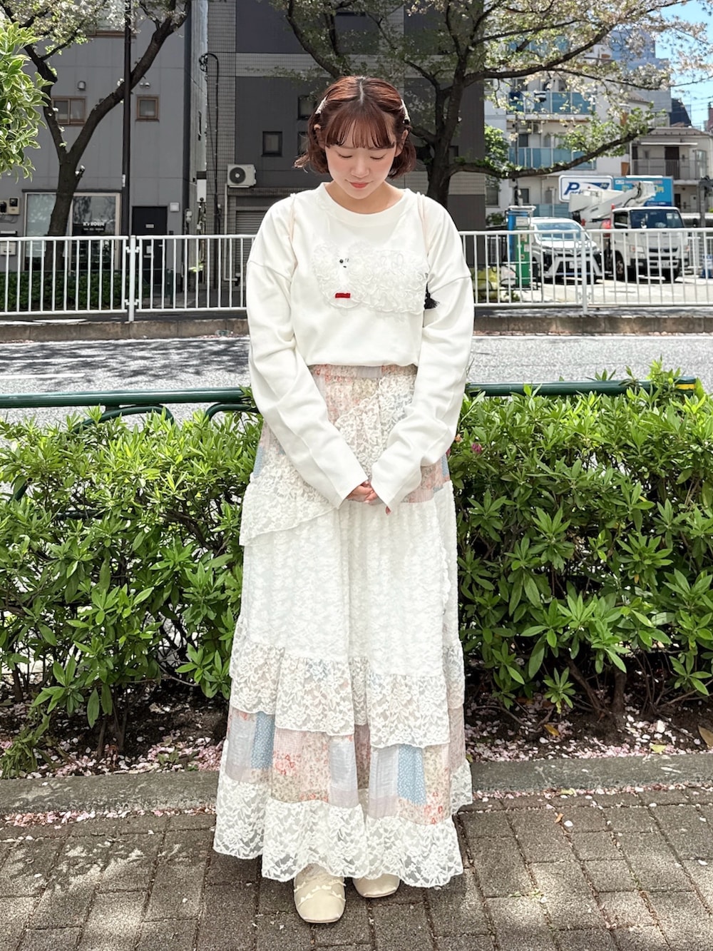 ホワイト系のTシャツ/カットソー、ピンク系のスカート、ホワイト系のバレエシューズを着用したレディースの春コーディネートの2枚目の写真