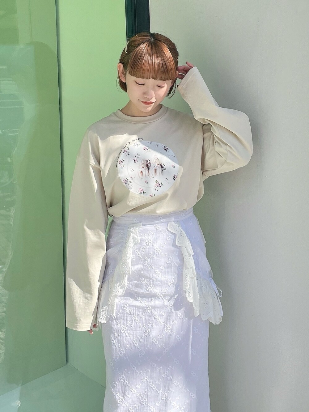 ホワイト系のスカート、ブルー系のサンダル、ベージュ系のTシャツ/カットソーを着用したレディースの冬コーディネートの4枚目の写真