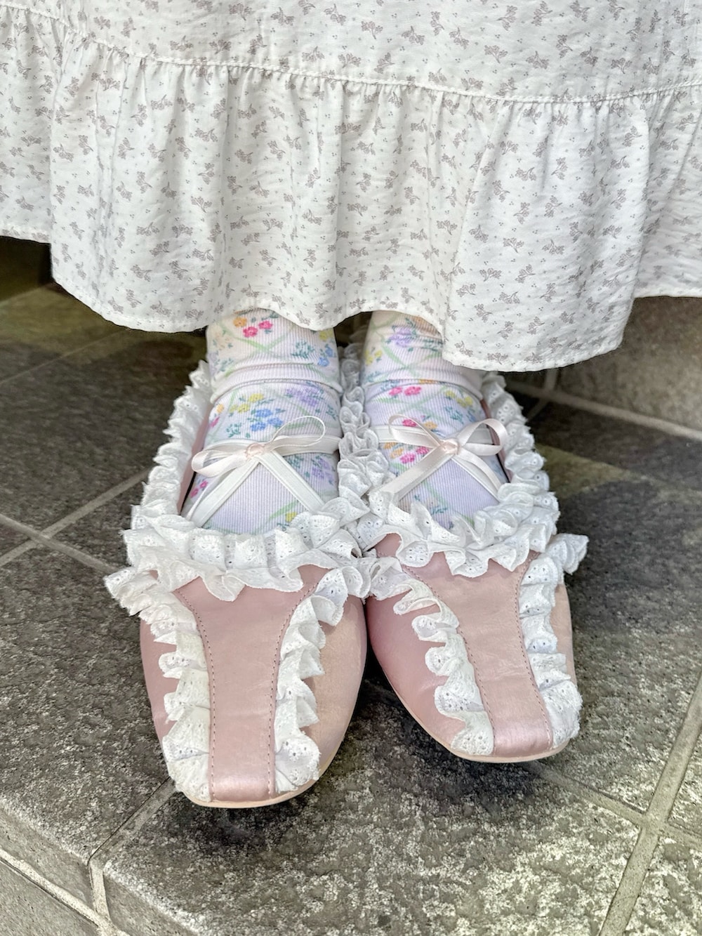 ホワイト系のTシャツ/カットソー、ホワイト系のワンピース、ホワイト系のブルゾンを着用したレディースの冬コーディネートの9枚目の写真