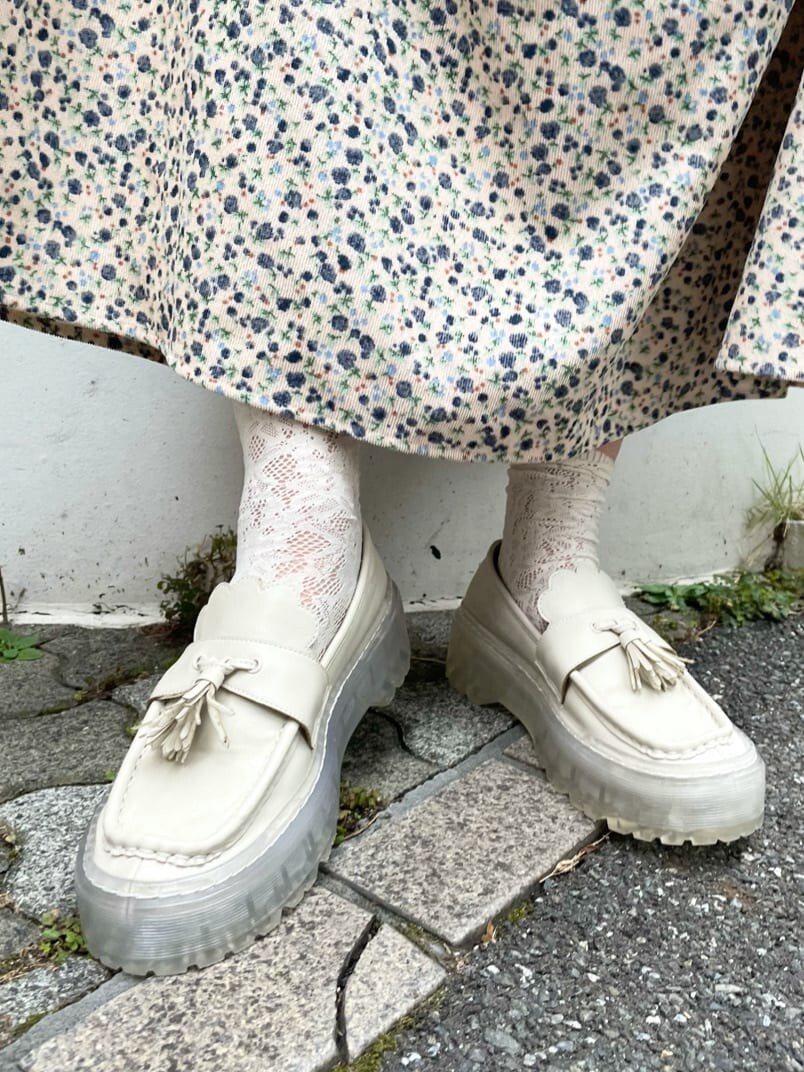 ホワイト系のワンピース、ホワイト系のシャツ/ブラウス、ホワイト系のローファーを着用したレディースの夏コーディネートの4枚目の写真