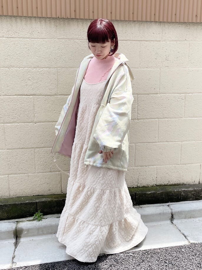 ホワイト系のドレスシューズ、ホワイト系のワンピース、ピンク系のニット/セーターを着用したレディースの夏コーディネートの2枚目の写真