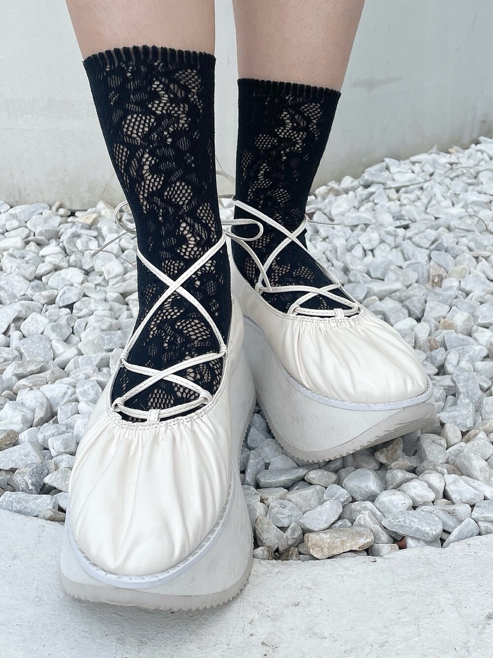 ブラック系のワンピース、ホワイト系のバレエシューズ、ブラック系の付け襟を着用したレディースの冬コーディネートの7枚目の写真