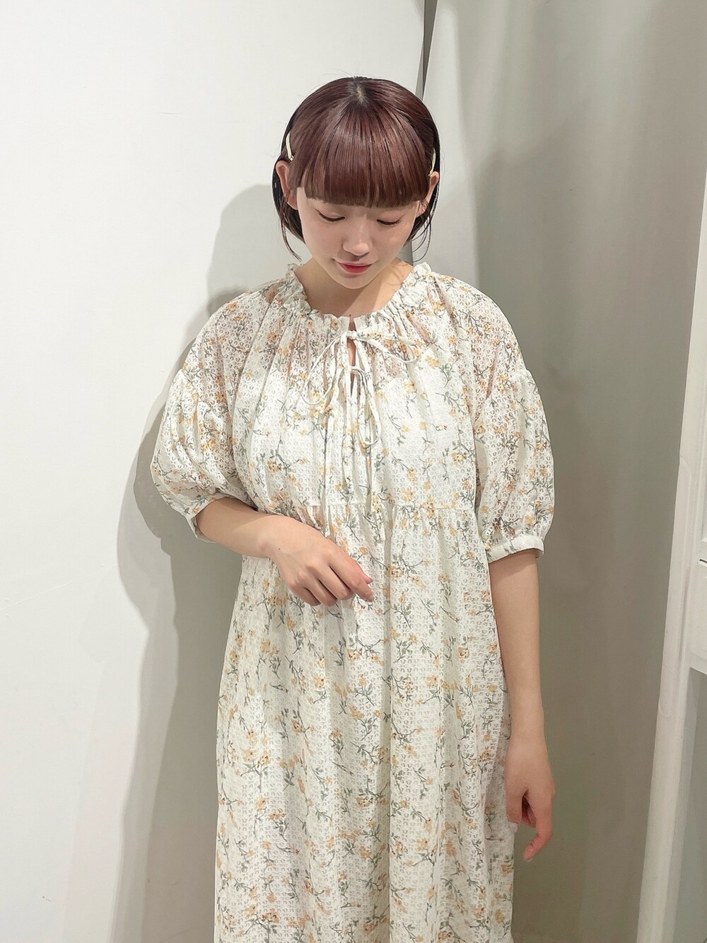 イエロー系のワンピース、ホワイト系のスニーカーを着用したレディースの春コーディネートの4枚目の写真