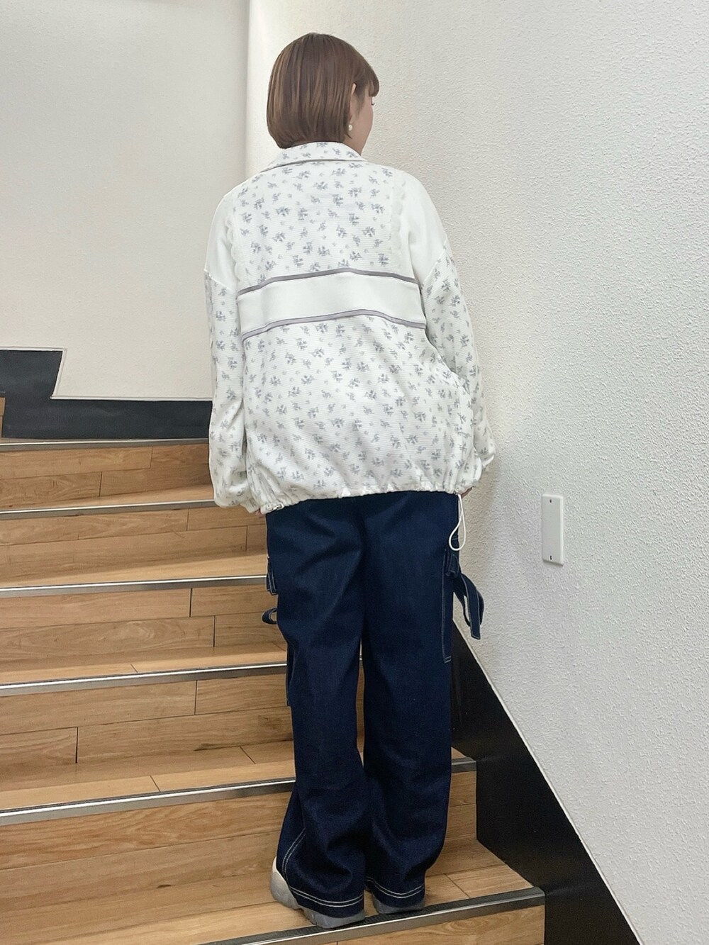 ブルー系のジャージ、ホワイト系のスウェット、ブルー系のデニムパンツを着用したレディースの春コーディネートの3枚目の写真