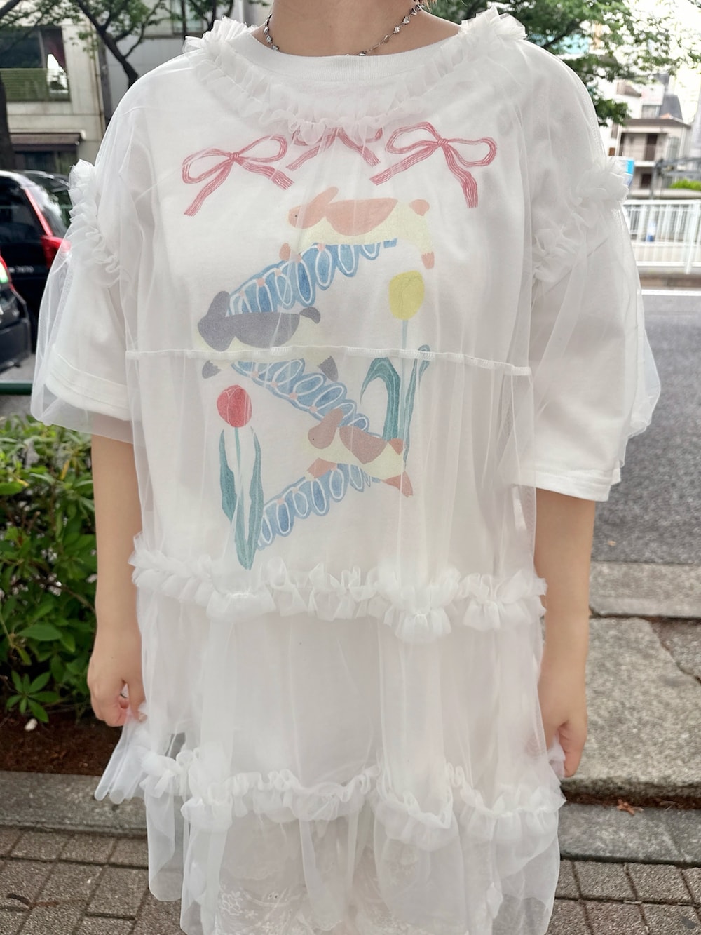 ホワイト系のチュニック、ホワイト系のTシャツ/カットソー、ホワイト系のその他パンツを着用したレディースの春コーディネートの5枚目の写真