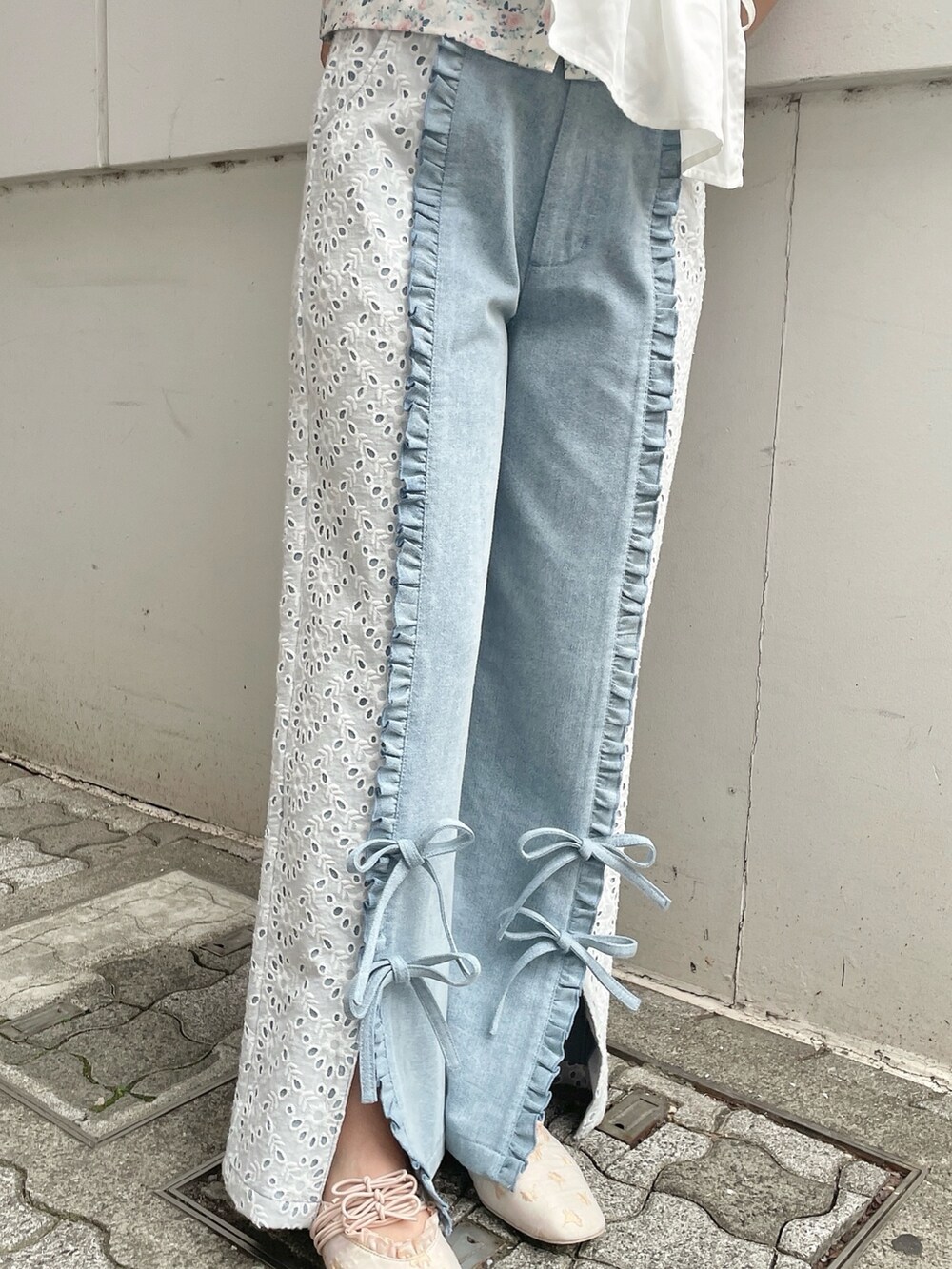 ピンク系のシャツ/ブラウス、ブルー系のデニムパンツ、ゴールド系のバレエシューズを着用したレディースの冬コーディネートの6枚目の写真