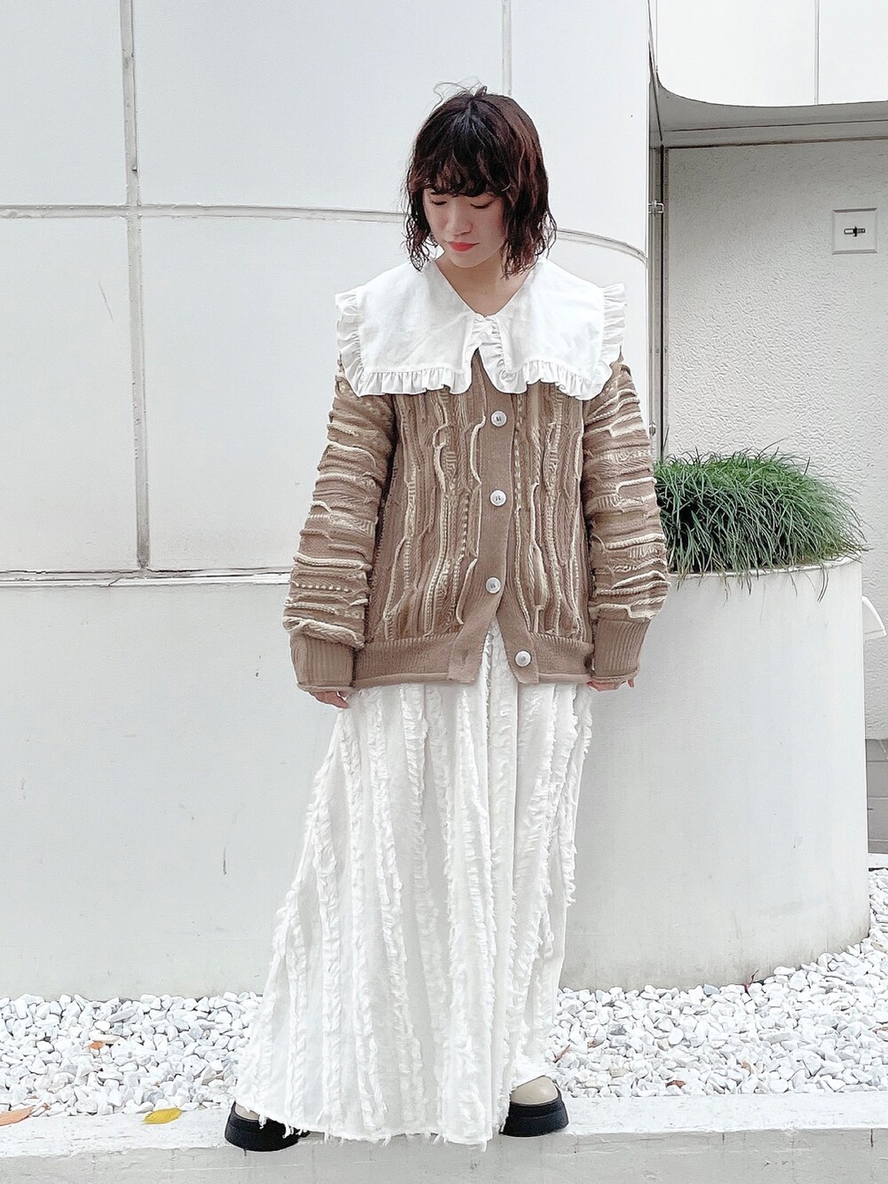 ベージュ系のカーディガン/ボレロ、ホワイト系のシャツ/ブラウス、ホワイト系のワンピースを着用したレディースの秋コーディネートの2枚目の写真