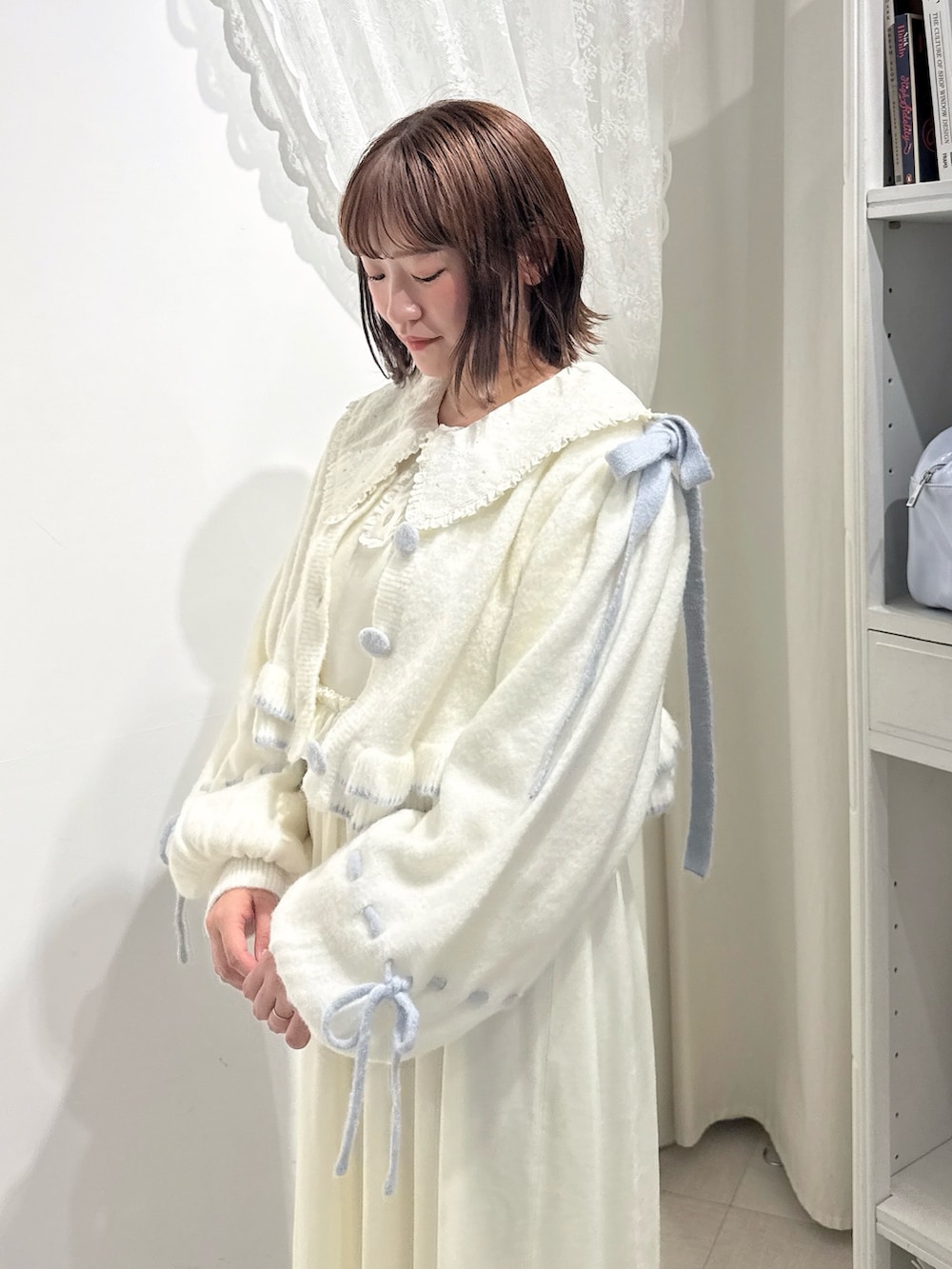 ホワイト系のワンピース、ホワイト系のカーディガン/ボレロ、ブルー系のハンドバッグを着用したレディースの秋コーディネートの7枚目の写真