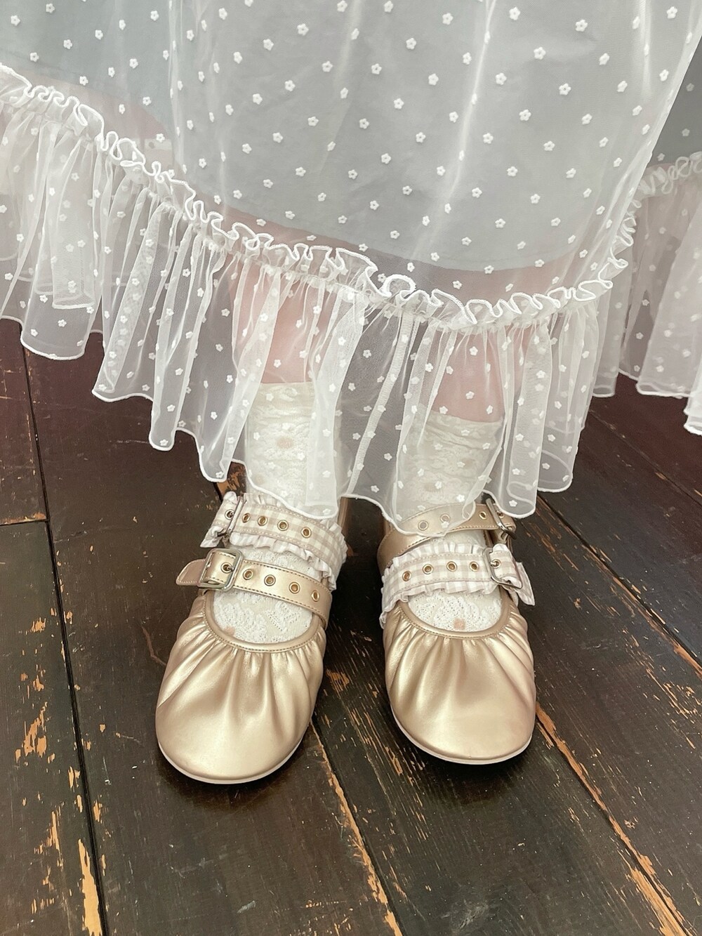 ホワイト系のシャツ/ブラウス、ホワイト系のTシャツ/カットソー、グレー系のワンピースを着用したレディースの夏コーディネートの8枚目の写真