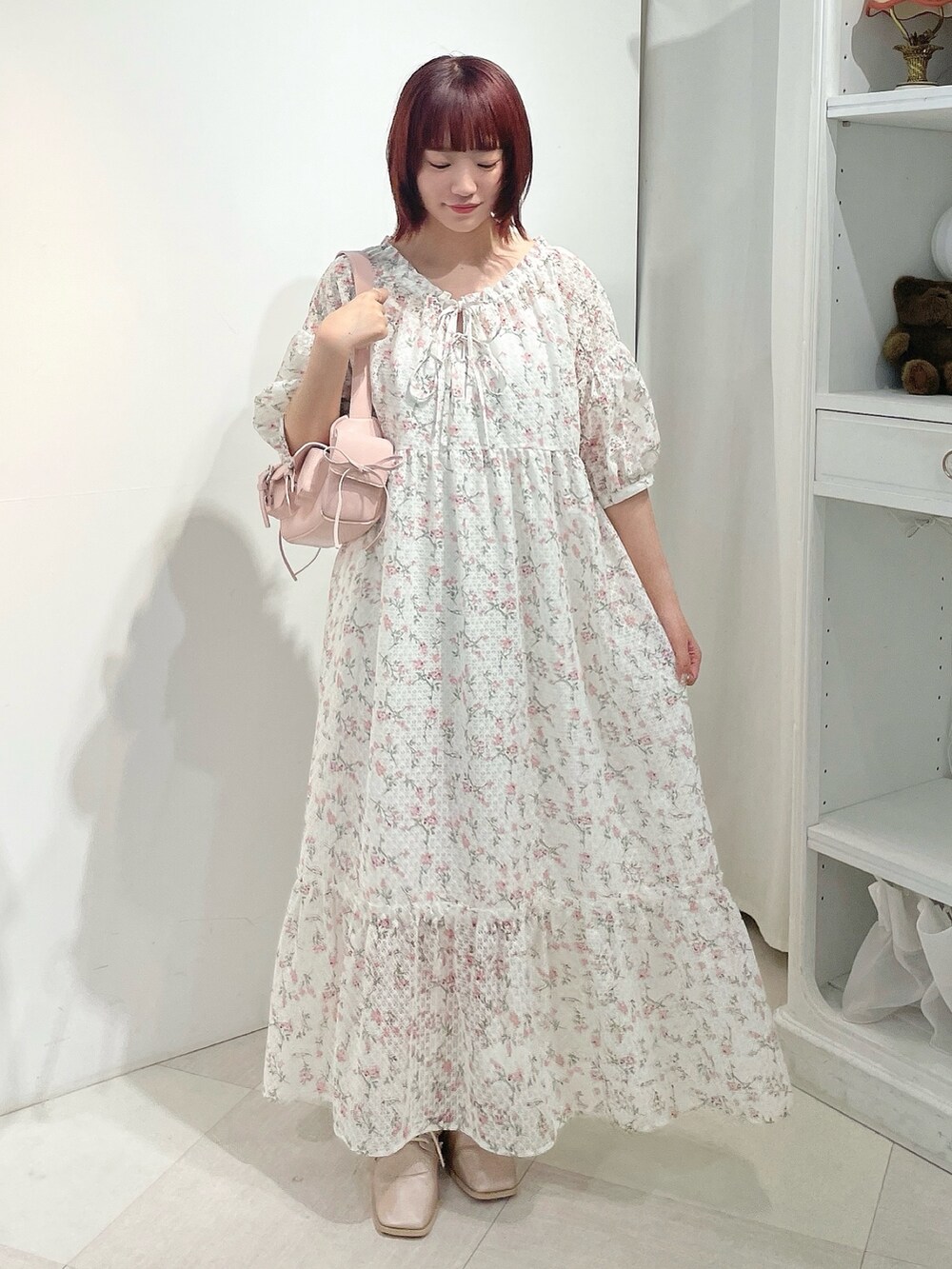 ピンク系のショルダーバッグ、ピンク系のワンピース、ピンク系のローファーを着用したレディースの夏コーディネートの2枚目の写真