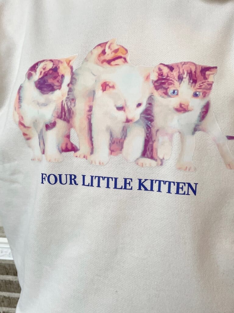 ホワイト系のパンプス、ホワイト系のシャツ/ブラウス、ブルー系のスカートを着用したレディースの冬コーディネートの7枚目の写真