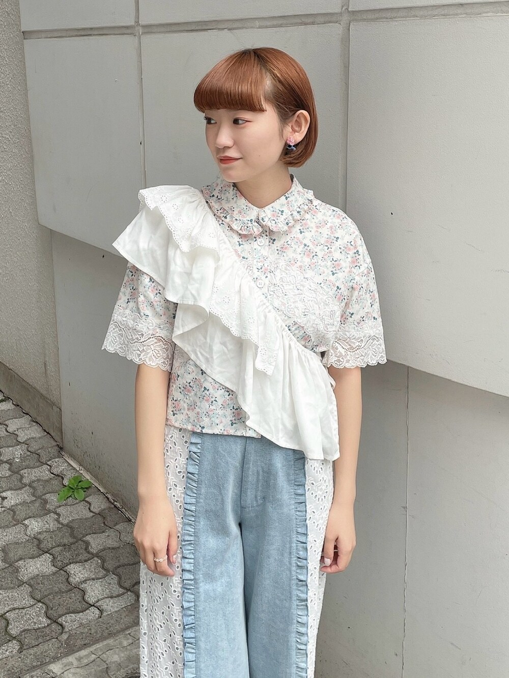 ピンク系のシャツ/ブラウス、ブルー系のデニムパンツ、ゴールド系のバレエシューズを着用したレディースの冬コーディネートの5枚目の写真