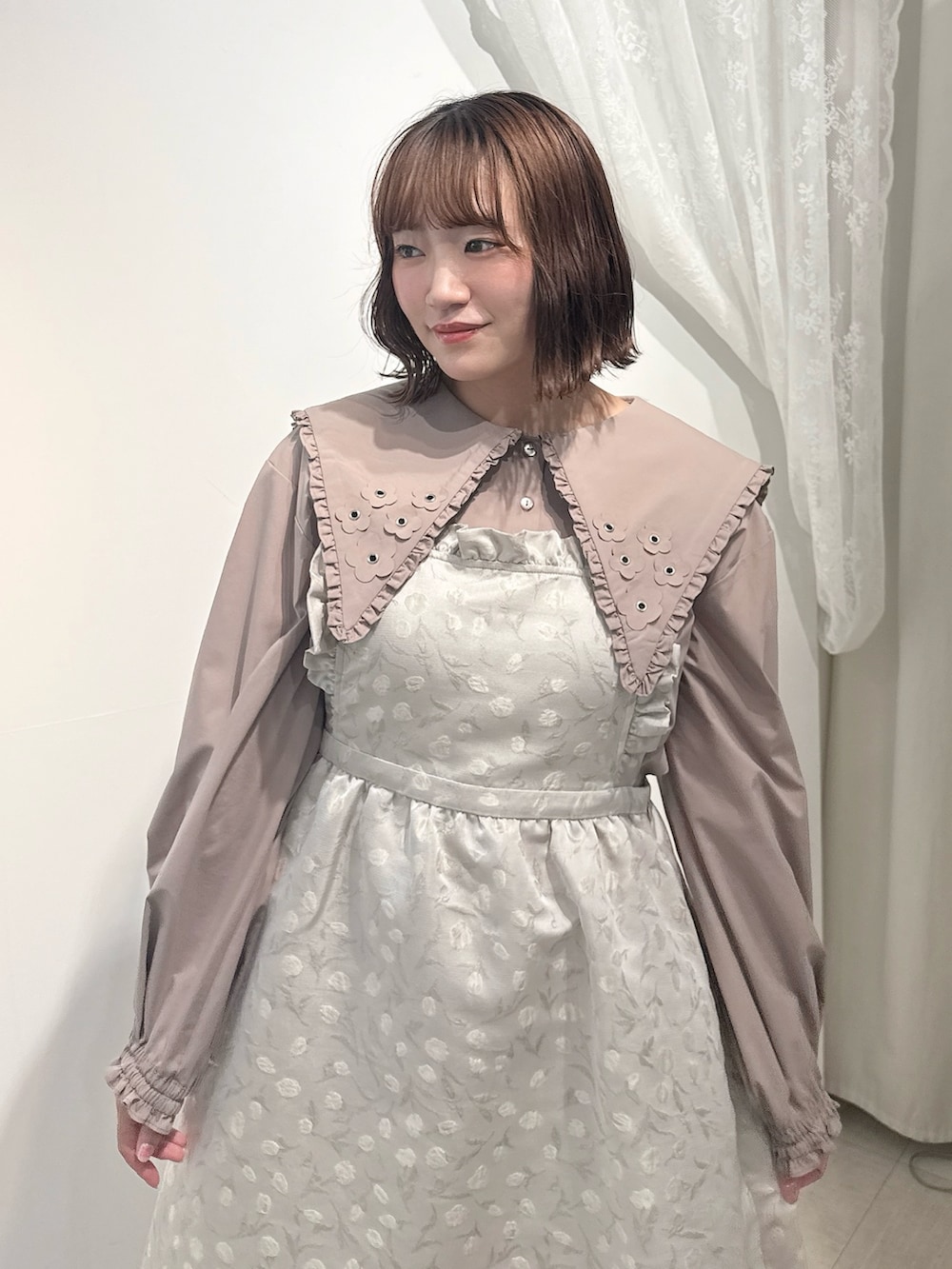 ベージュ系のシャツ/ブラウス、ホワイト系のワンピース、ブラウン系のハンドバッグを着用したレディースの夏コーディネートの4枚目の写真