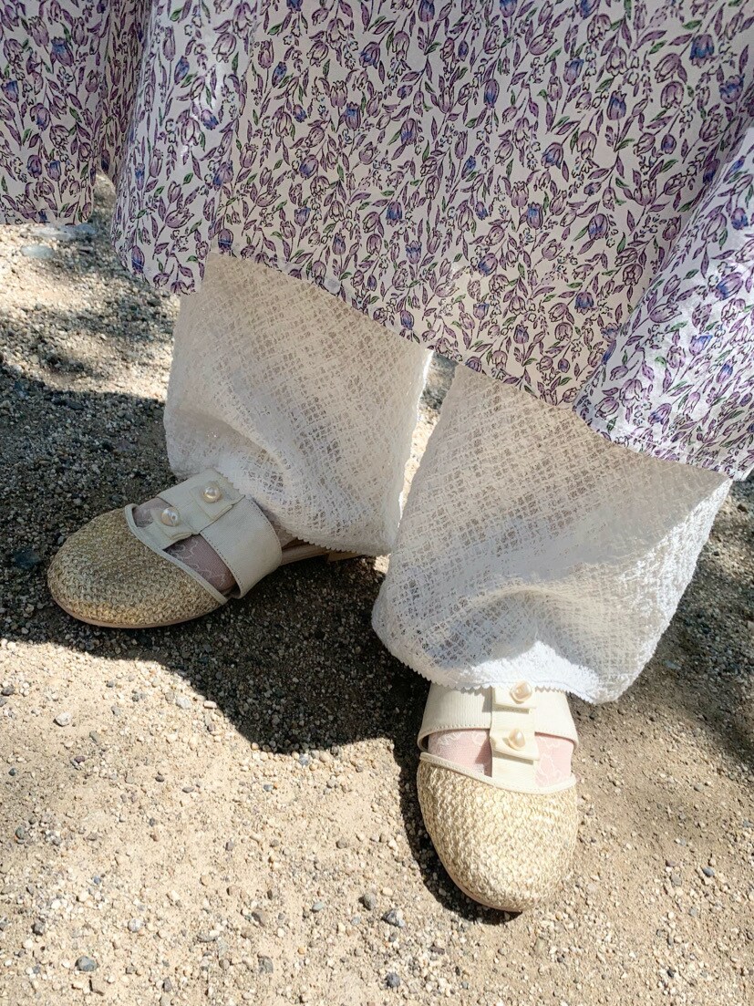 ベージュ系のパンプス、パープル系のワンピース、ホワイト系のその他パンツを着用したレディースの春コーディネートの6枚目の写真