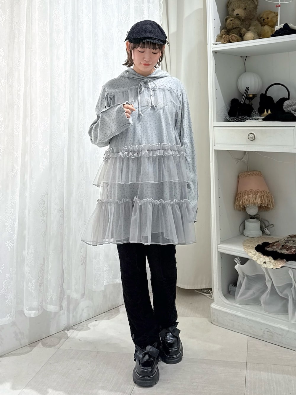 グレー系のワンピース、ブラック系のその他パンツ、ブラック系のローファーを着用したレディースの秋コーディネートの2枚目の写真