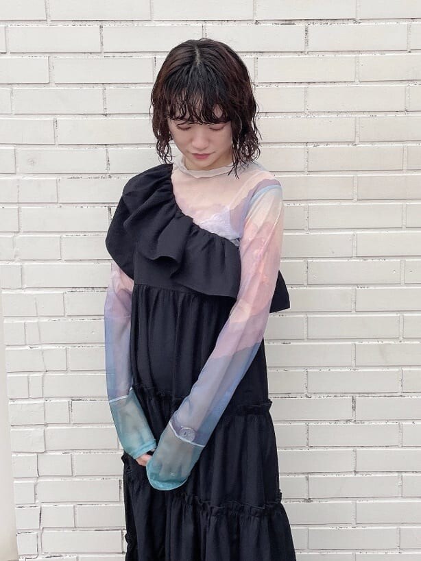 ブラック系のワンピース、ブラック系のパンプス、ブルー系のTシャツ/カットソーを着用したレディースの秋コーディネートの4枚目の写真