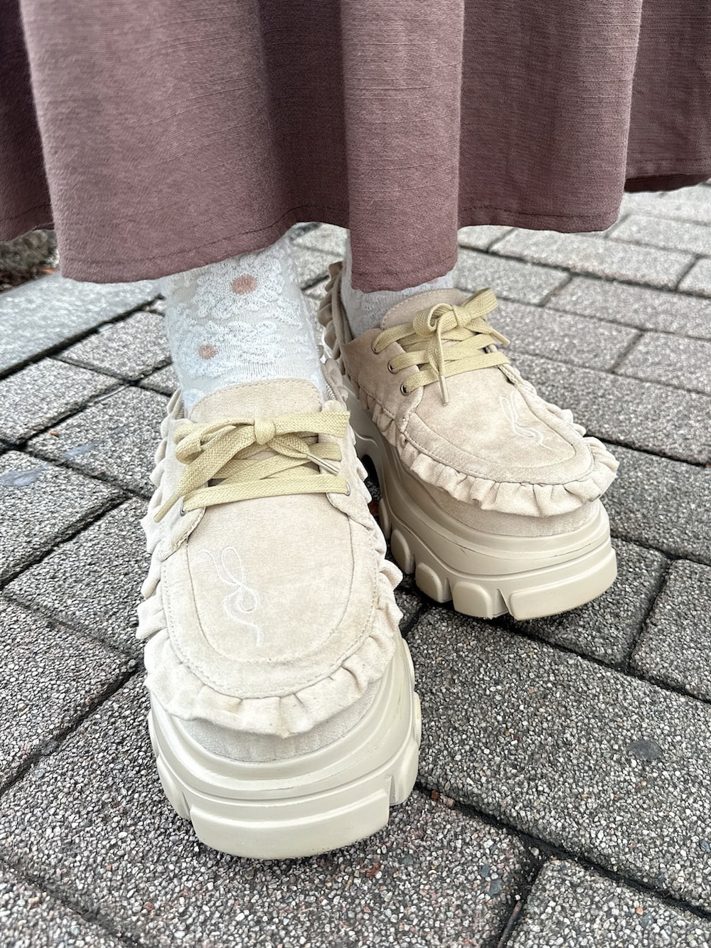 ピンク系のブルゾン、ホワイト系のTシャツ/カットソー、ブラウン系のスカートを着用したレディースの夏コーディネートの10枚目の写真