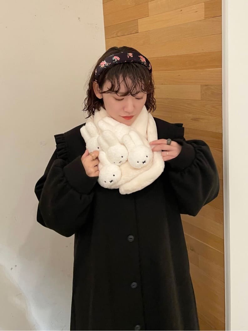 パープル系のスカート、ブラック系のローファー、ブラック系のステンカラーコートを着用したレディースの秋コーディネートの2枚目の写真