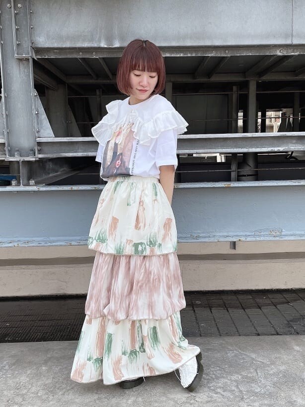 ホワイト系のその他シューズ、ブラウン系のスカート、ホワイト系のTシャツ/カットソーを着用したレディースの春コーディネートの2枚目の写真